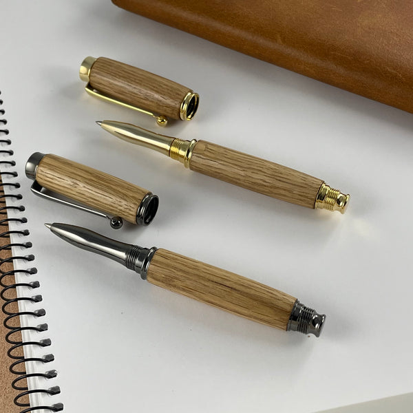 Parure 2 Stylos Premium Bois Chêne de France. Personnalisé avec gravure. Livré avec boîte cadeau luxe.