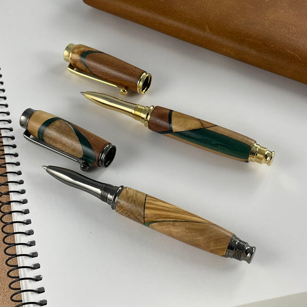 Parure 2 Stylos Premium Bois Précieux et Résine Verte. Personnalisé avec gravure. Livré avec boîte cadeau luxe.