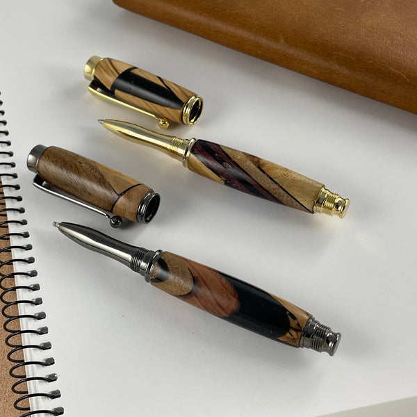 Parure 2 Stylos Premium Bois Précieux et Résine Noire. Personnalisé avec gravure. Livré avec boîte cadeau luxe.