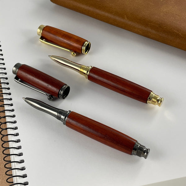 Parure 2 Stylos Premium Bois Padouk Rouge d'Afrique. Personnalisé avec gravure. Livré avec boîte cadeau luxe.
