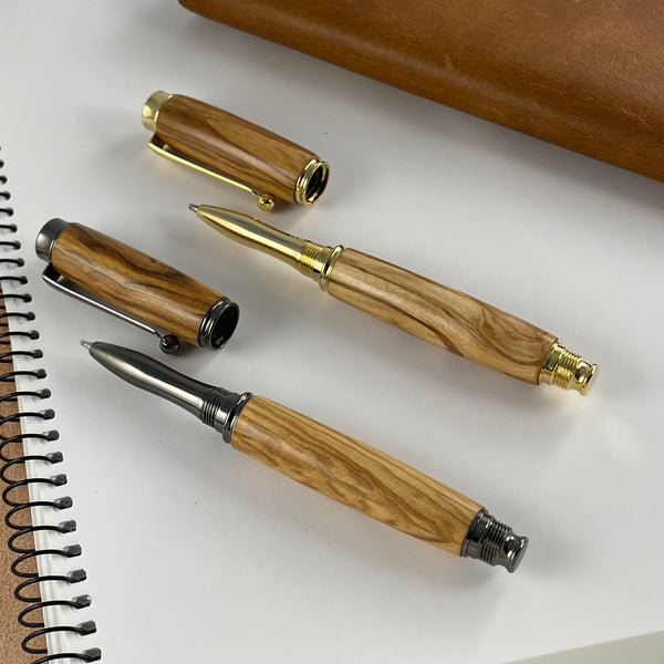 Parure 2 Stylos Premium Bois Olivier d'Italie. Personnalisé avec gravure. Livré avec boîte cadeau luxe.