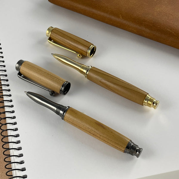 Parure 2 Stylos Premium Bois Cèdre de France. Personnalisé avec gravure. Livré avec boîte cadeau luxe.