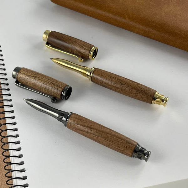 Parure 2 Stylos Premium Bois Noyer des Pyrénées. Personnalisé avec gravure. Livré avec boîte cadeau luxe.