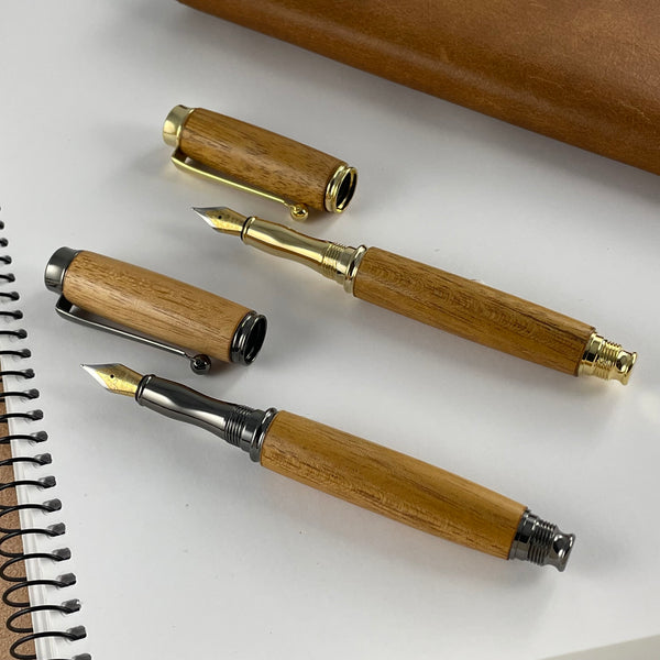 Parure 2 Stylos Premium Bois Acajou d'Afrique. Personnalisé avec gravure. Livré avec boîte cadeau luxe.