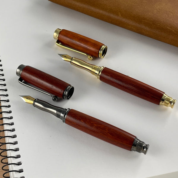 Parure 2 Stylos Premium Bois Padouk Rouge d'Afrique. Personnalisé avec gravure. Livré avec boîte cadeau luxe.