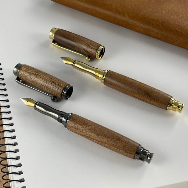 Parure 2 Stylos Premium Bois Noyer des Pyrénées. Personnalisé avec gravure. Livré avec boîte cadeau luxe.