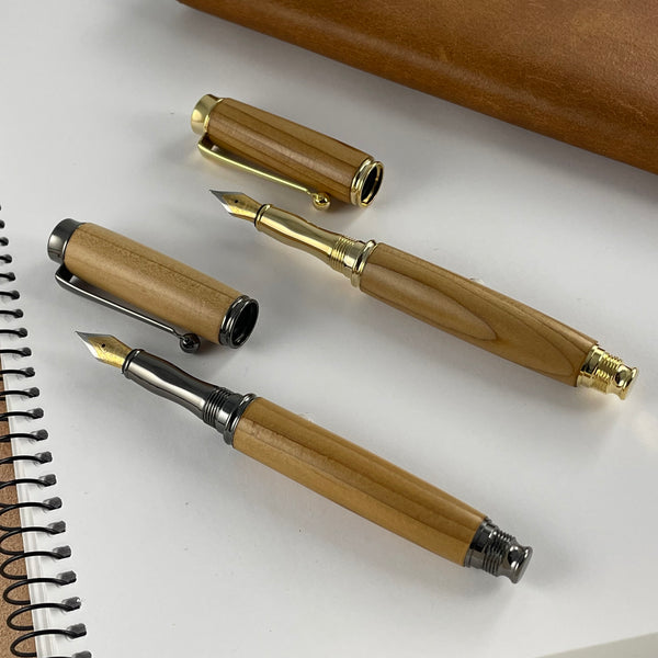 Parure 2 Stylos Premium Bois Cèdre de France. Personnalisé avec gravure. Livré avec boîte cadeau luxe.