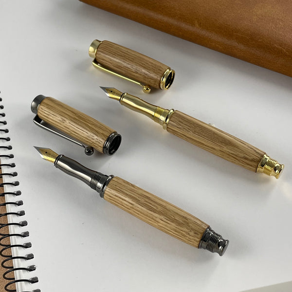 Parure 2 Stylos Premium Bois Chêne de France. Personnalisé avec gravure. Livré avec boîte cadeau luxe.