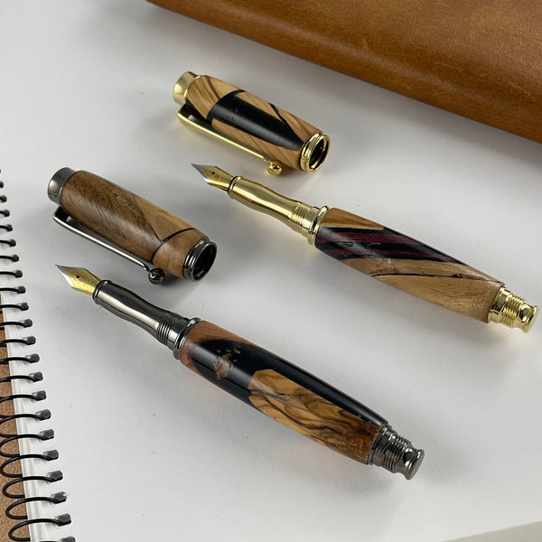 Parure 2 Stylos Premium Bois Précieux et Résine Noire. Personnalisé avec gravure. Livré avec boîte cadeau luxe.