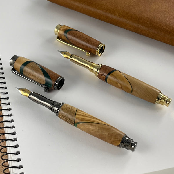 Parure 2 Stylos Premium Bois Précieux et Résine Verte. Personnalisé avec gravure. Livré avec boîte cadeau luxe.