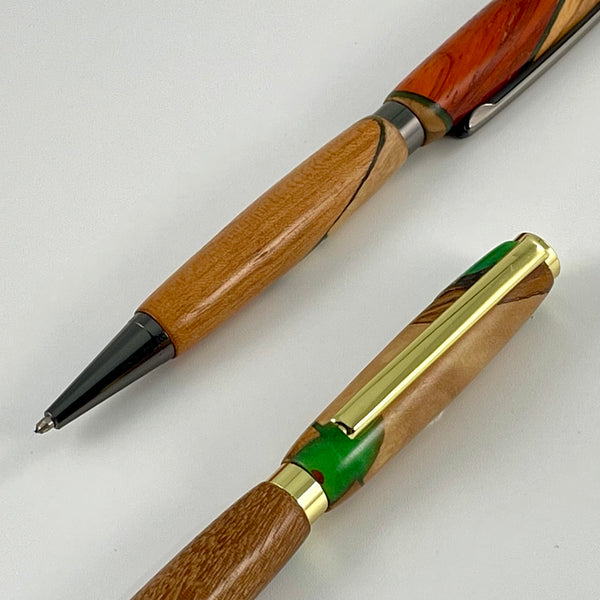 Coffret cadeau : Carnet A5 + Stylo bois Précieux et Résine Verte. Personnalisation possible.