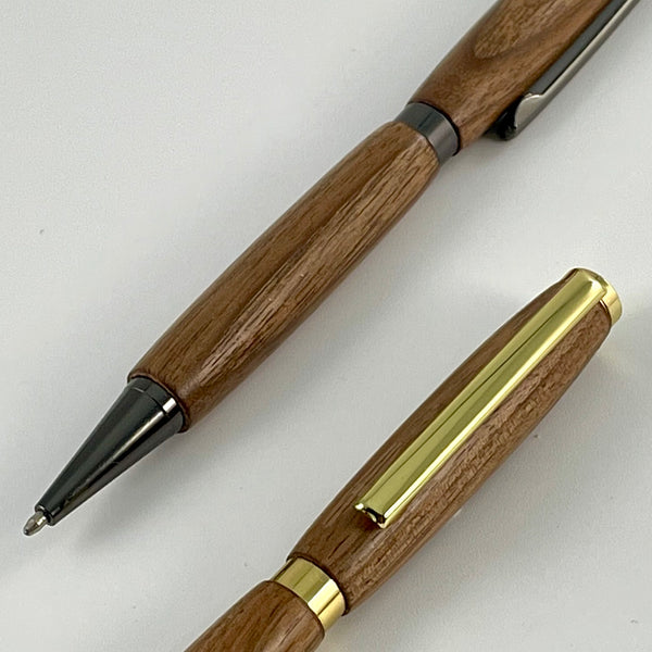 Coffret cadeau : Carnet A5 + Stylo bois Noyer des Pyrénées. Personnalisation possible.