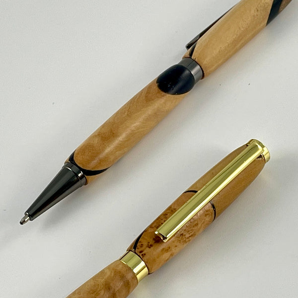 Coffret cadeau : Carnet A5 + Stylo bois Précieux et Résine Noire. Personnalisation possible.