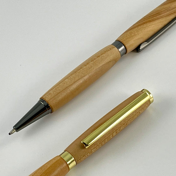 Coffret cadeau : Carnet A5 + Stylo bois de Cèdre. Personnalisation possible.