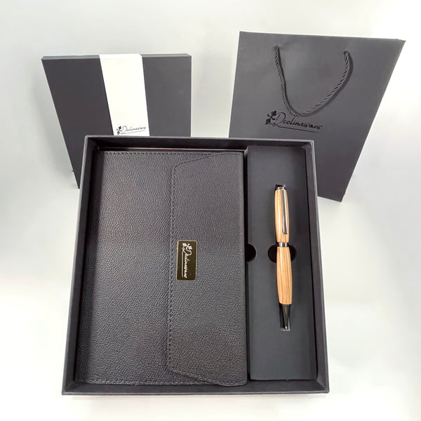 Coffret cadeau : Carnet A5 + Stylo bois Olivier d'Italie. Personnalisation possible.
