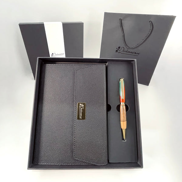 Coffret cadeau : Carnet A5 + Stylo bois Précieux et Résine Verte. Personnalisation possible.
