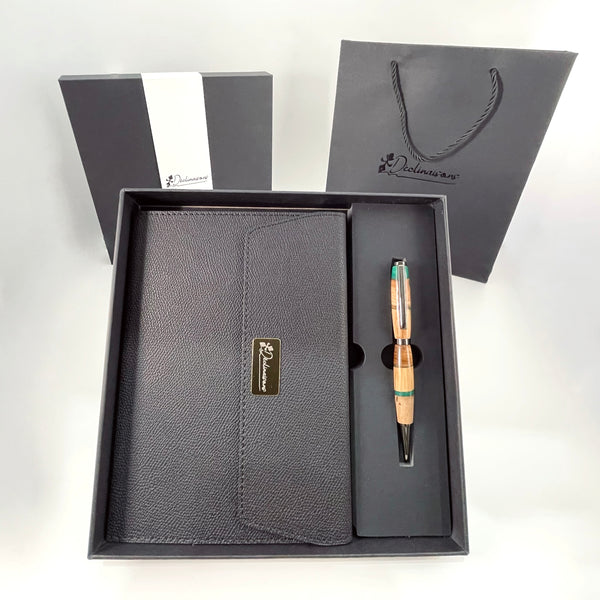 Coffret cadeau : Carnet A5 + Stylo bois Précieux et Résine Verte. Personnalisation possible.
