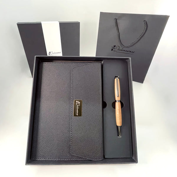 Coffret cadeau : Carnet A5 + Stylo bois de Chêne. Personnalisation possible.