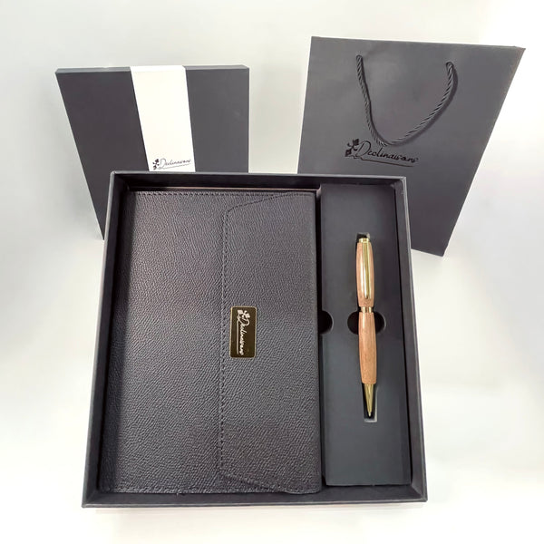 Coffret cadeau : Carnet A5 + Stylo bois Noyer des Pyrénées. Personnalisation possible.