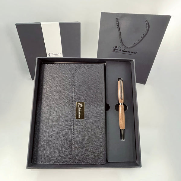 Coffret cadeau : Carnet A5 + Stylo bois Noyer des Pyrénées. Personnalisation possible.