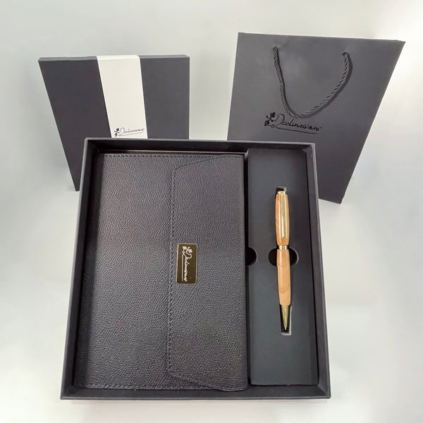 Coffret cadeau : Carnet A5 + Stylo bois de Cèdre. Personnalisation possible.