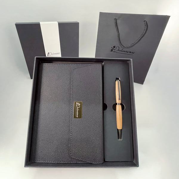 Coffret cadeau : Carnet A5 + Stylo bois de Cèdre. Personnalisation possible.