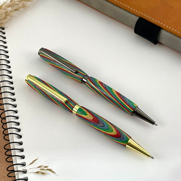 Stylo Bille Bois Arc en Ciel, Rainbow. Personnalisé avec gravure. Livré avec boîte cadeau métal.