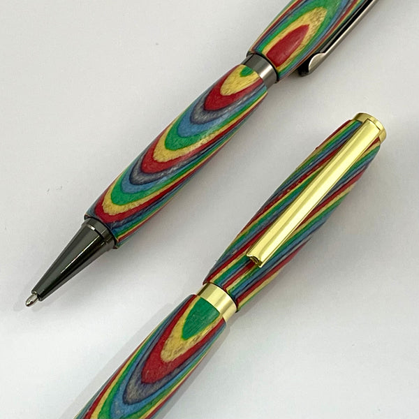 Coffret cadeau : Carnet A5 + Stylo bois Arc en Ciel, Rainbow. Personnalisation possible.
