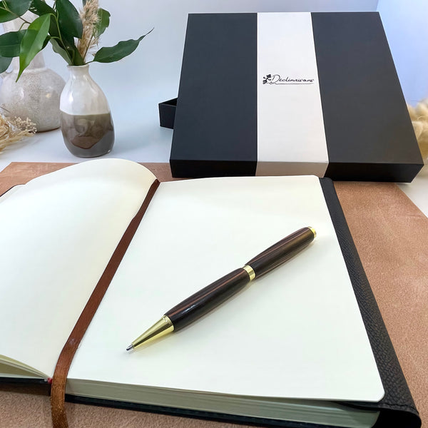Coffret cadeau : Carnet A5 + Stylo bois Ebène de Macassar. Personnalisation possible.