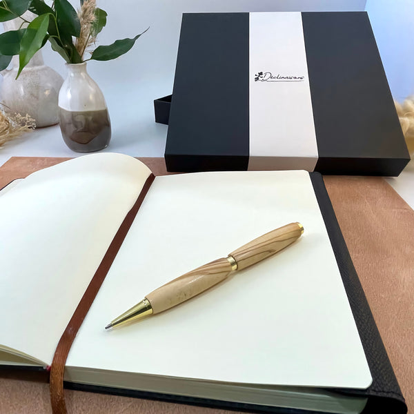 Coffret cadeau : Carnet A5 + Stylo bois Olivier d'Italie. Personnalisation possible.