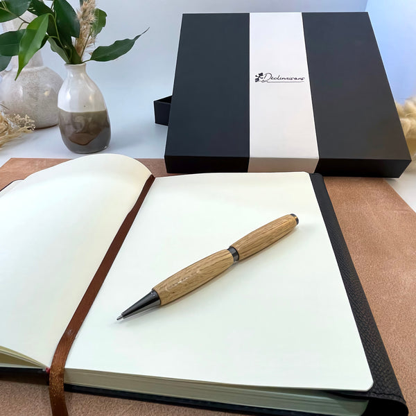 Coffret cadeau : Carnet A5 + Stylo bois de Chêne. Personnalisation possible.