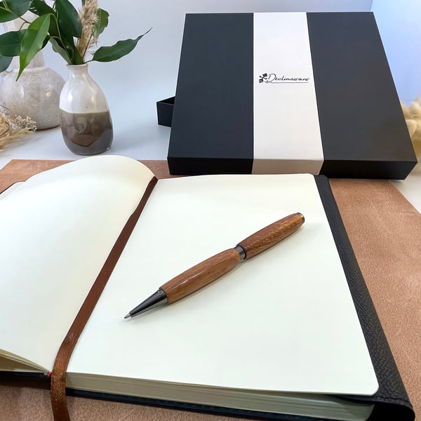 Coffret cadeau : Carnet A5 + Stylo bois Acajou d'Afrique. Personnalisation possible.