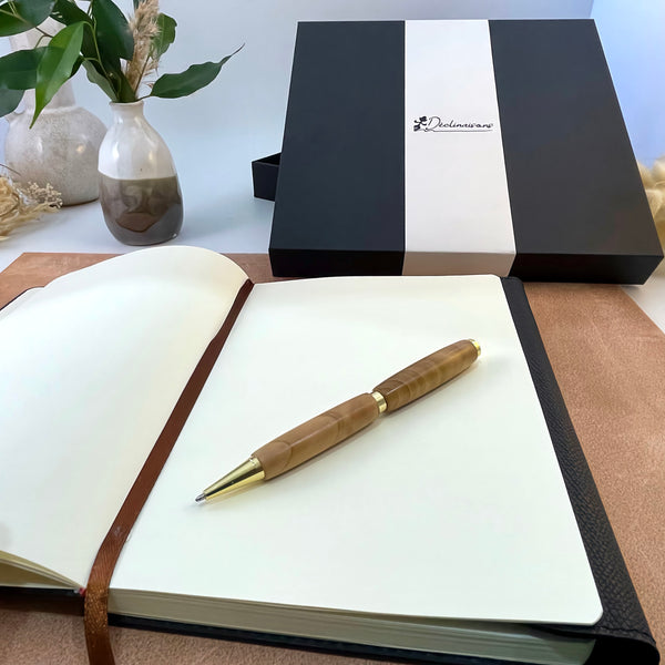 Coffret cadeau : Carnet A5 + Stylo bois de Cèdre. Personnalisation possible.