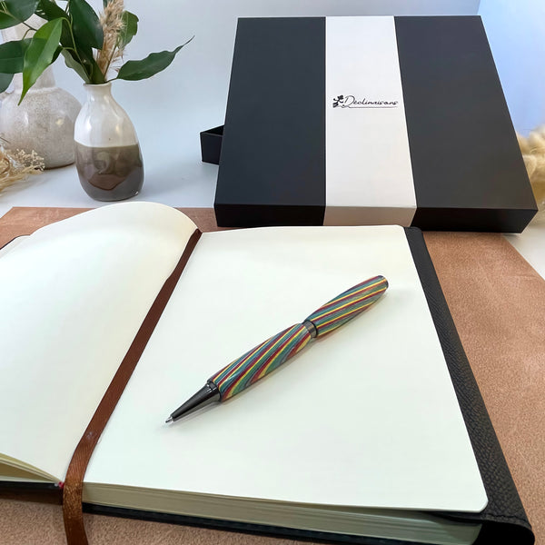 Coffret cadeau : Carnet A5 + Stylo bois Arc en Ciel, Rainbow. Personnalisation possible.