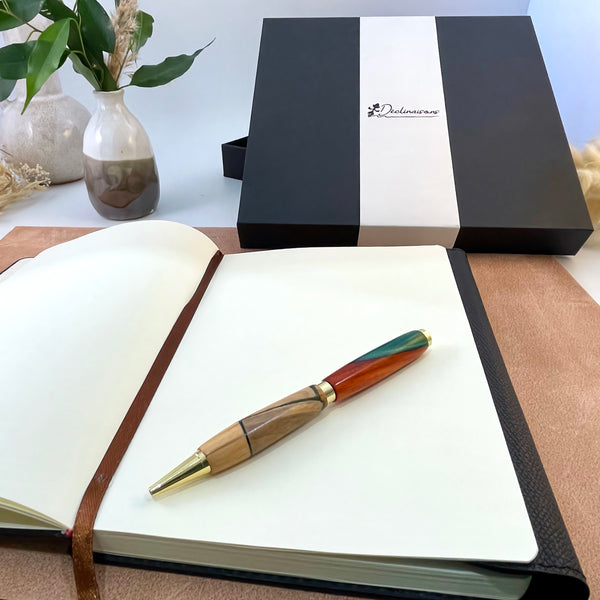 Coffret cadeau : Carnet A5 + Stylo bois Précieux et Résine Verte. Personnalisation possible.