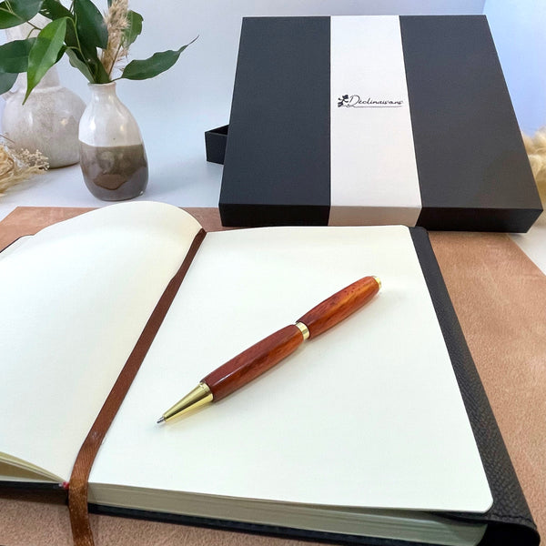 Coffret cadeau : Carnet A5 + Stylo bois Padouk Rouge. Personnalisation possible.
