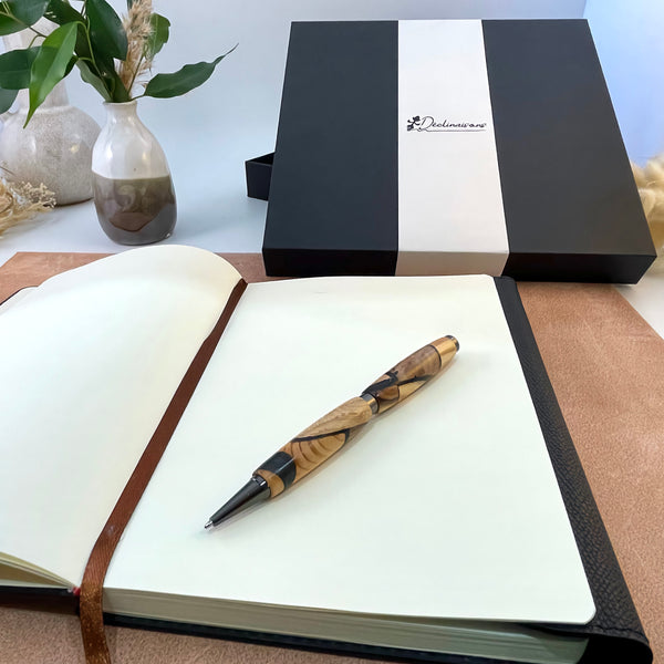 Coffret cadeau : Carnet A5 + Stylo bois Précieux et Résine Noire. Personnalisation possible.