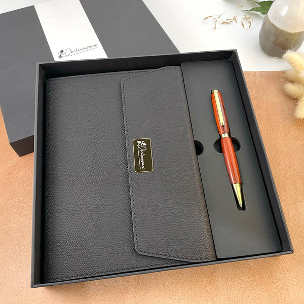 Coffret cadeau : Carnet A5 + Stylo bois Padouk Rouge. Personnalisation possible.