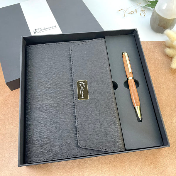 Coffret cadeau : Carnet A5 + Stylo bois Acajou d'Afrique. Personnalisation possible.
