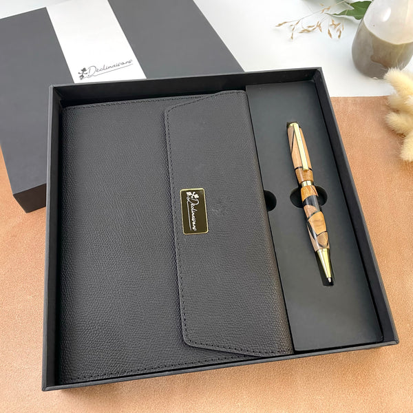 Coffret cadeau : Carnet A5 + Stylo bois Précieux et Résine Noire. Personnalisation possible.
