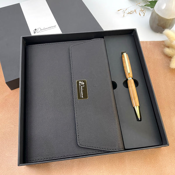 Coffret cadeau : Carnet A5 + Stylo bois de Cèdre. Personnalisation possible.