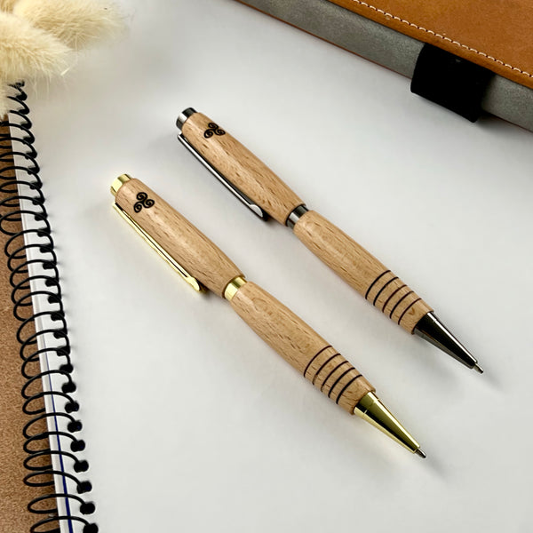 Parure 2 Stylos BRETAGNE, bois de Hêtre de France – Drapeau Breton & Croix TRISKEL. Personnalisé avec gravure. Livré avec boîte cadeau métal.