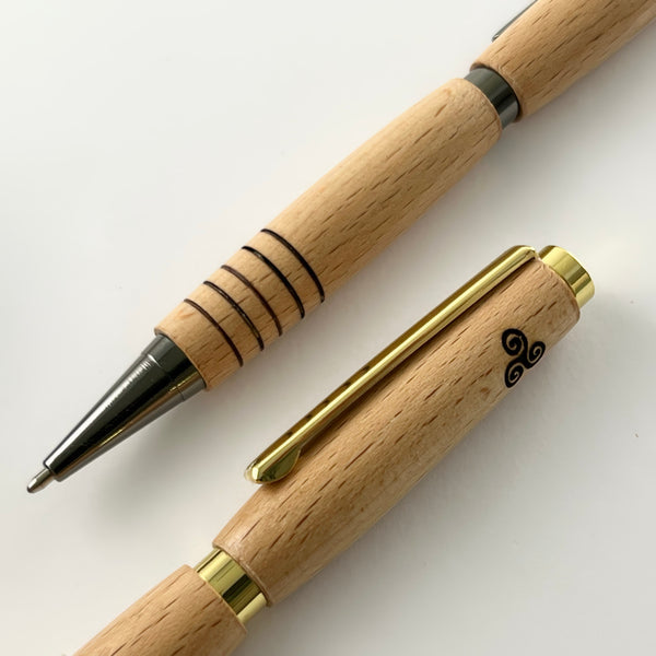 Parure 2 Stylos BRETAGNE, bois de Hêtre de France – Drapeau Breton & Croix TRISKEL. Personnalisé avec gravure. Livré avec boîte cadeau métal.