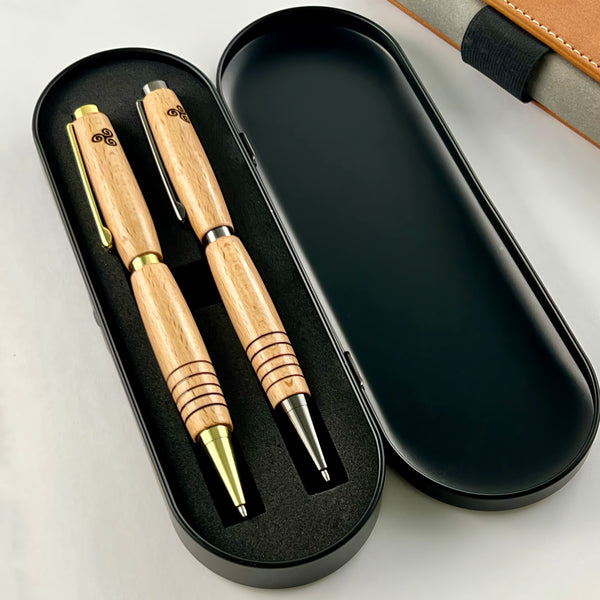 Parure 2 Stylos BRETAGNE, bois de Hêtre de France – Drapeau Breton & Croix TRISKEL. Personnalisé avec gravure. Livré avec boîte cadeau métal.