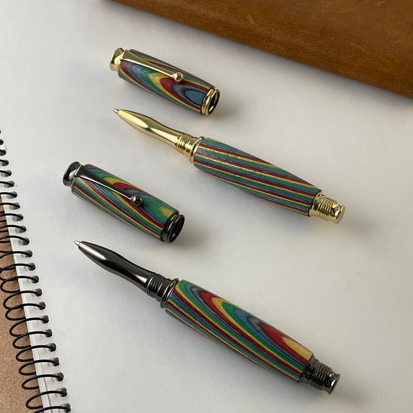 Parure 2 Stylos Premium Bois Arc En Ciel, Rainbow. Personnalisé avec gravure. Livré avec boîte cadeau luxe.