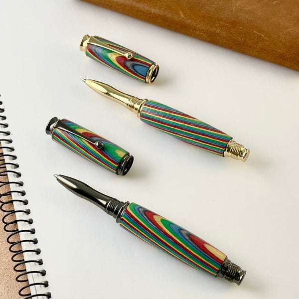 Stylo Roller Premium Bois Arc en Ciel, Rainbow. Personnalisation possible. Livré avec boîte cadeau métal.