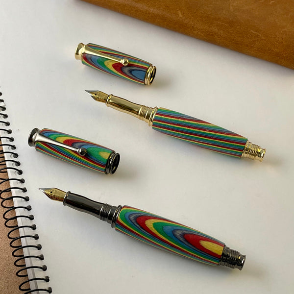 Parure 2 Stylos Premium Bois Arc En Ciel, Rainbow. Personnalisé avec gravure. Livré avec boîte cadeau luxe.