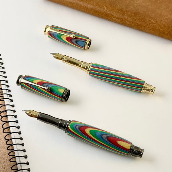 Stylo Plume Premium Bois Arc en Ciel, Rainbow. Personnalisation possible. Livré avec boîte cadeau métal.