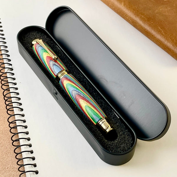 Stylo Plume Premium Bois Arc en Ciel, Rainbow. Personnalisation possible. Livré avec boîte cadeau métal.