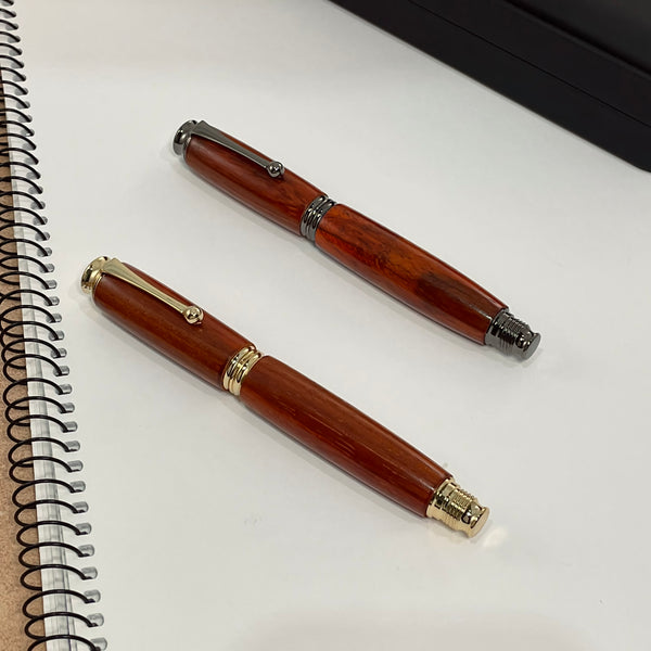 Parure 2 Stylos Premium Bois Padouk Rouge d'Afrique. Personnalisé avec gravure. Livré avec boîte cadeau luxe.
